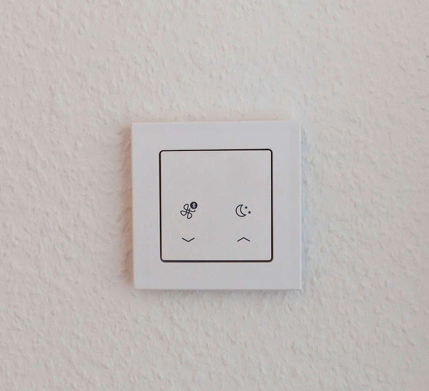 Die Pendellüfter x-well D13 lassen sich per Schalter einfach steuern. Da sie per Bluethooth kommunizieren, ist keine aufwendige Verkabelung zwischen Schalter und Lüfter sowie zwischen den Lüftern untereinander notwendig.