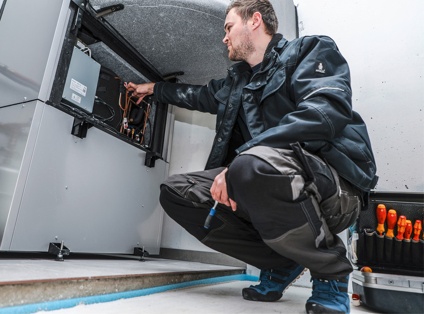 Ein kontrollierender Blick auf die Leitungen gehört beim Wärmepumpenservice mit dazu.