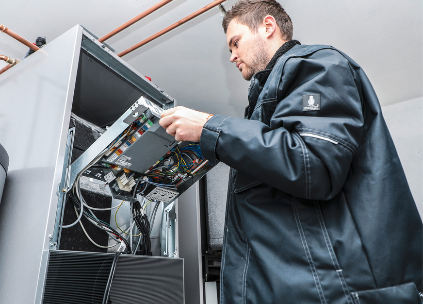 Moderne Wärmepumpen sind so aufgebaut, dass sich Komponenten einfach entfernen und wieder montieren lassen.