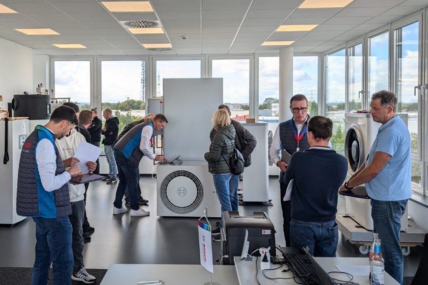 Bei „Wärmepumpe Live“ erhalten Besucherinnen und Besucher durch Fachvorträge, Live-Demonstrationen und persönliche Gespräche konkrete Einblicke in Technik, Aufstellmöglichkeiten, Lautstärke, Effizienz und Fördermöglichkeiten.