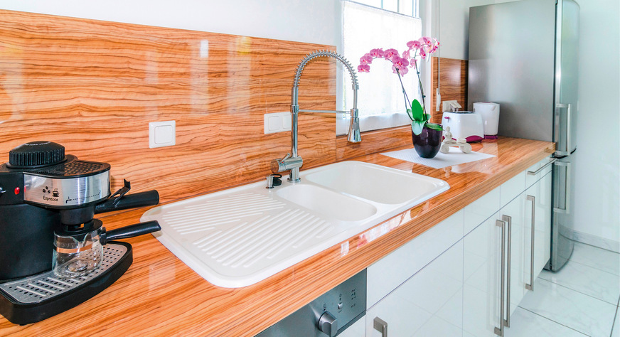 Es gibt Küchenarmaturen von Standardvarianten – etwa als Einhebelmischer – bis hin zu kleinen Kunstwerken.