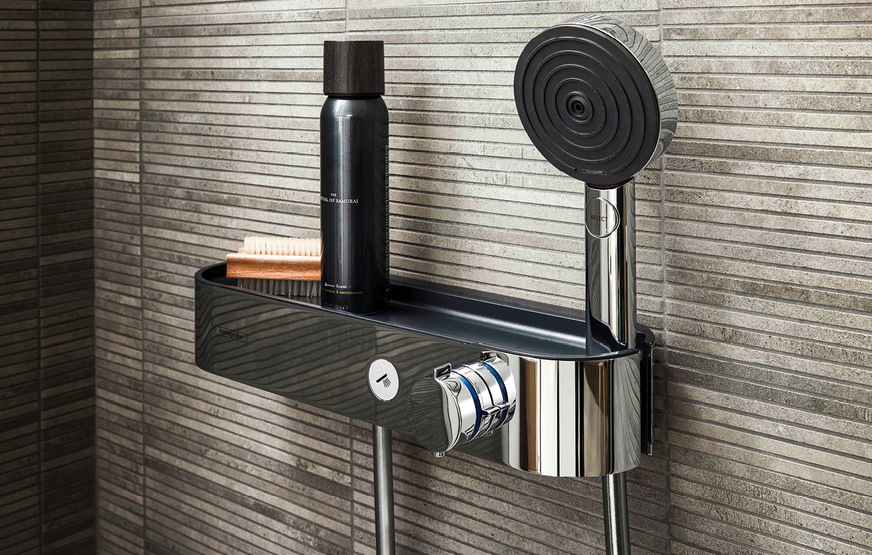 Bei Thermostatarmaturen, die an der Badewanne oder in der Dusche installiert werden können, werden Wasser-Höchsttemperatur und Durchschnittstemperatur festgelegt, die dank des eingebauten Messfühlers konstant gehalten wird.