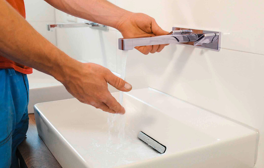 Berührungslose Armaturen haben starke Argumente, überzeugen aber auch mit attraktivem Design im Privatbad und Gäste-WC.