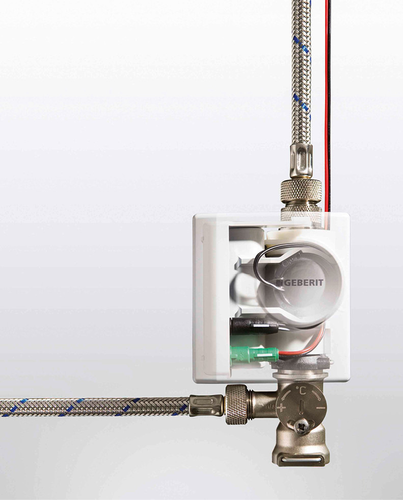 Ganz schön clever: Ein kompaktes „Wasserkraftwerk“ sorgt für eine autarke Stromversorgung bei berührungslosen, elektronischen Armaturen für den Waschtisch.