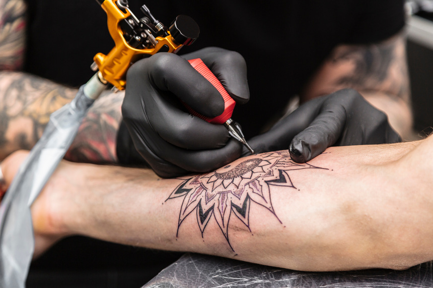 Tätowierungen sind längst Alltag – auch im Job. Doch was passiert, wenn nach dem Tattoo eine Entzündung folgt und man krankgeschrieben wird?