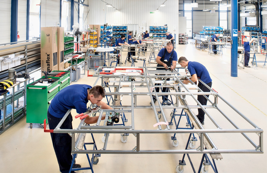 Inklusive aller technischen Komponenten wird die Installationswand im Tece Werk vorgefertigt.