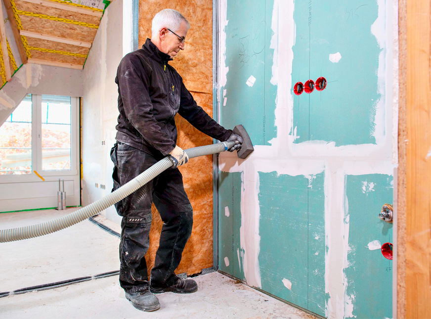 Auf der Baustelle wird die Installationswand gemäß allgemeiner Bauartgenehmigung (aBG), beplankt und mit einer mineralischen ­Einblasdämmung hohlraumfrei verfüllt.