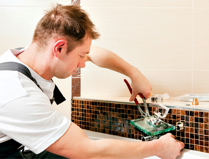 Männliche Azubis werden im Handwerk nach wie vor besser bezahlt.