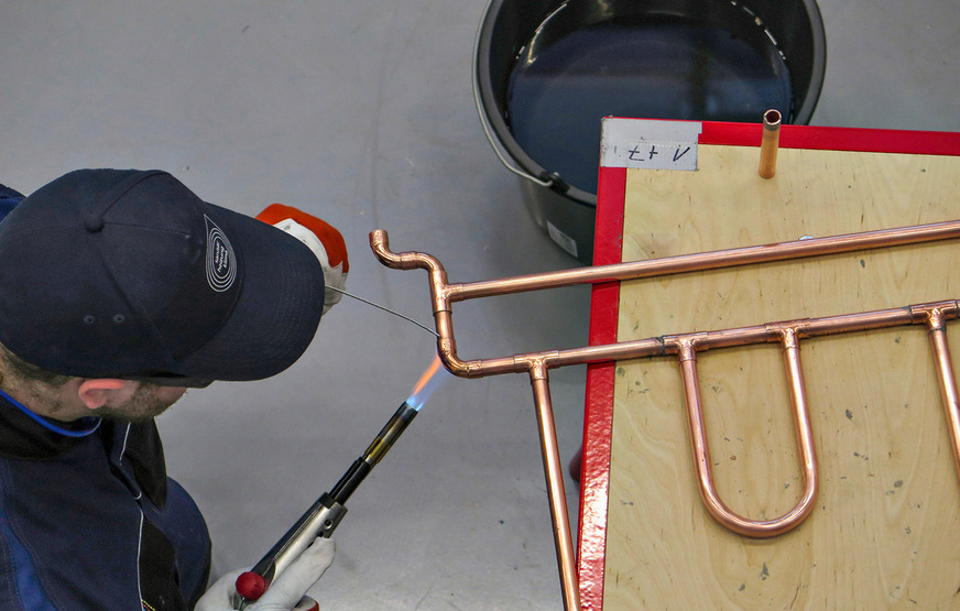 An der Kupferkonstruktion zählt jeder Millimeter: Präzises Löten gehört zu den Kernaufgaben bei der Deutschen Meisterschaft SHK.