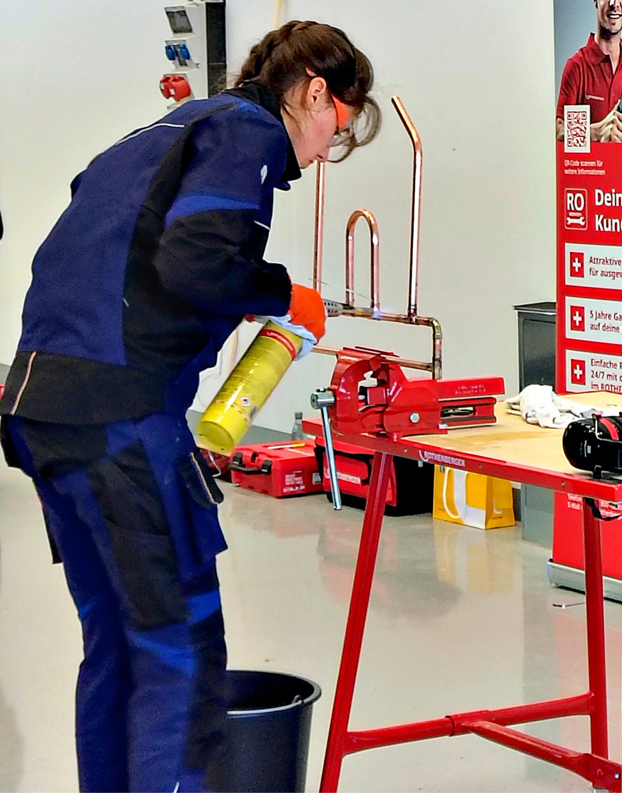 Konzentriert und mit ruhiger Hand: Paula Braun löst die Lötaufgabe an der Praxisstation.