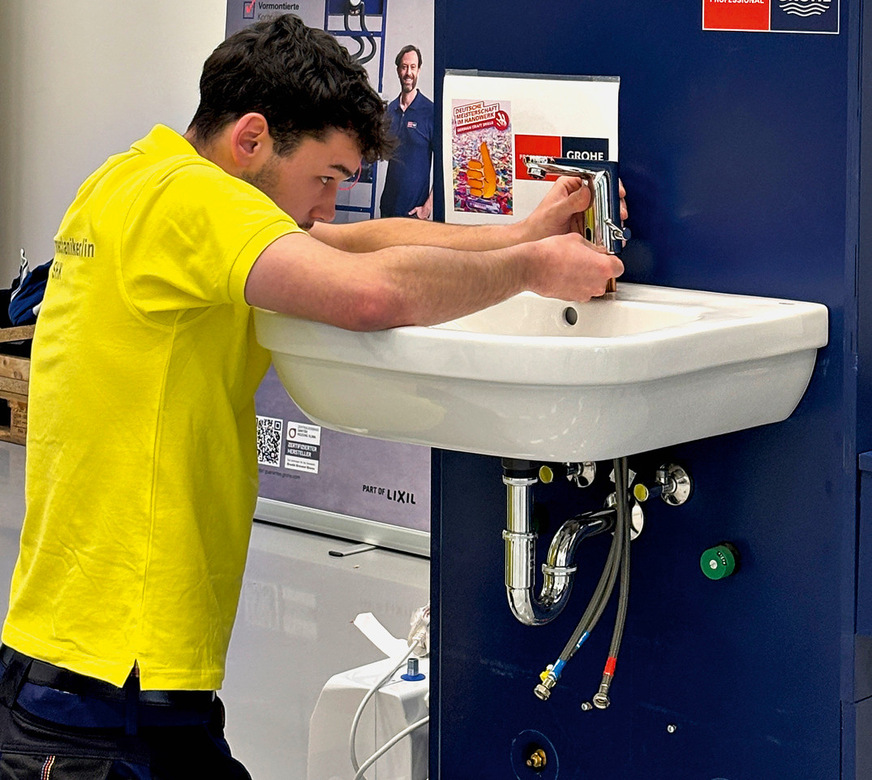 Montage der Armatur an der Grohe-Station – Dichtigkeit, Funktion und saubere Ausführung werden von der Jury genau bewertet.