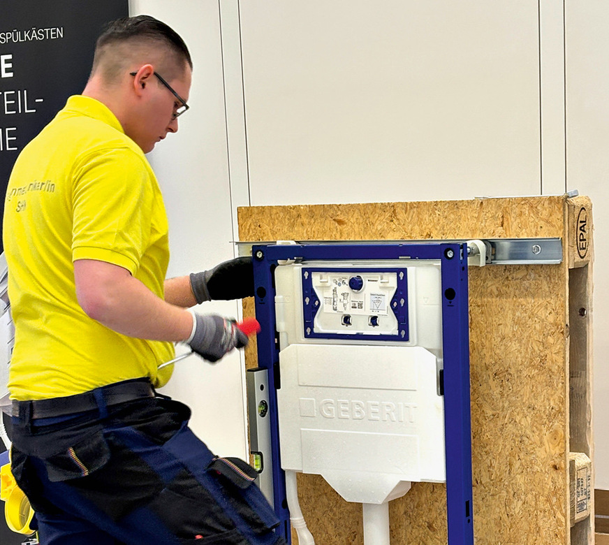 Ein Wettbewerber montiert ein Geberit-Vorwandelement: Stand­sicherheit, Maßhaltigkeit und ­Anschlusspunkte müssen stimmen.