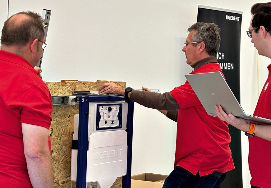 Die Fachjury nimmt das WC-Element ab: Wasserwaage, Maßband und Laptop entscheiden über die Punktzahl.