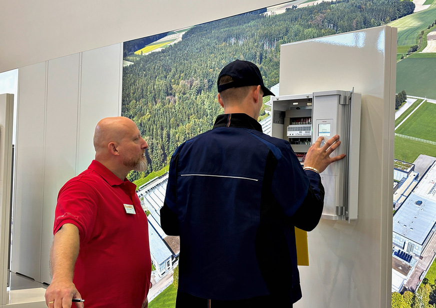 Auch die Einstellung der Anlage gehört zur Prüfung – ein Experte begleitet die Arbeiten an der Regelung.