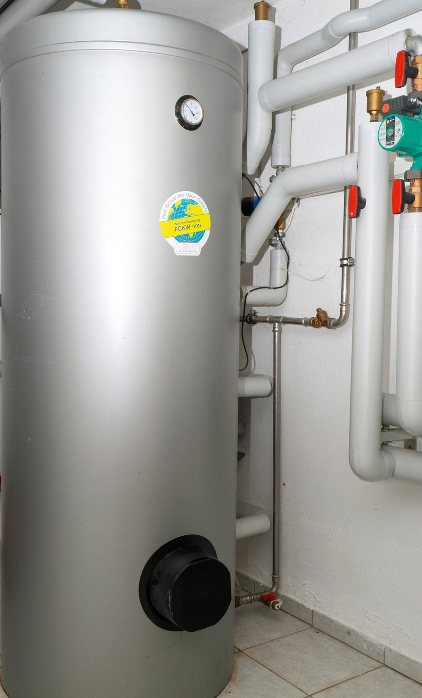 Typische Bestandsanlage: Der Pufferspeicher puffert Last­spitzen – die Qualität der Rohrdämmung entscheidet über die ­Bereitschaftsverluste.