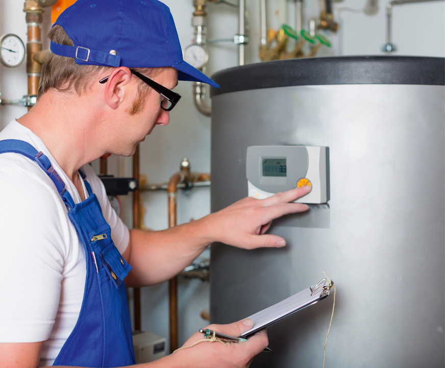 Feineinstellung statt „Pi mal Daumen“: Der Monteur optimiert die Regelung direkt an der Anlage.