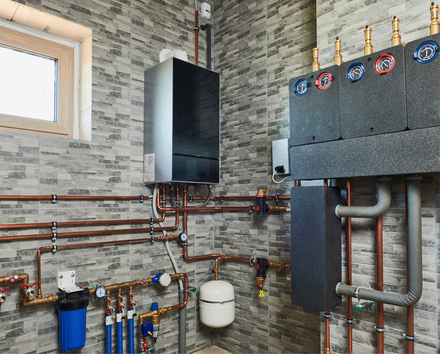 Aufgeräumter Technikraum: klare Leitungsführung und saubere Montage erleichtern Service und Fehlersuche.