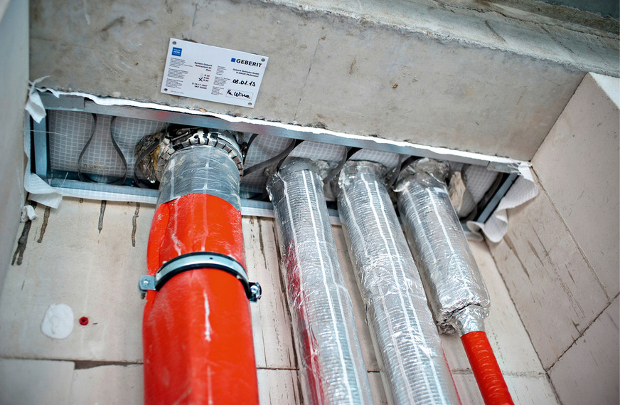 Feuerwiderstandsfähige Installationsschächte sind eine sichere Art der Stockwerksdurchdringung z. B. im Wohn- oder Gewerbebau. Sie erfüllen die bauordnungsrechtlichen Anforderungen, sodass darüber befindliche Brandabschnitte für die Dauer von 30 bzw. 90 Minuten vor der Feuer- und Rauchübertragung über die Installationsschächte geschützt sind.