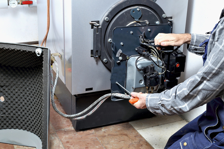 Hier wird’s ernst: Brenner, Zündung, Flammenüberwachung und Luftführung prüfen – bevor du irgendwas einstellst.