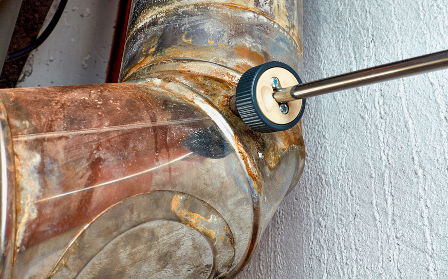 Kleine Öffnung, großer Effekt: Die Messstelle muss dicht sein – Nebenluft verfälscht Lambda und CO₂ sofort.