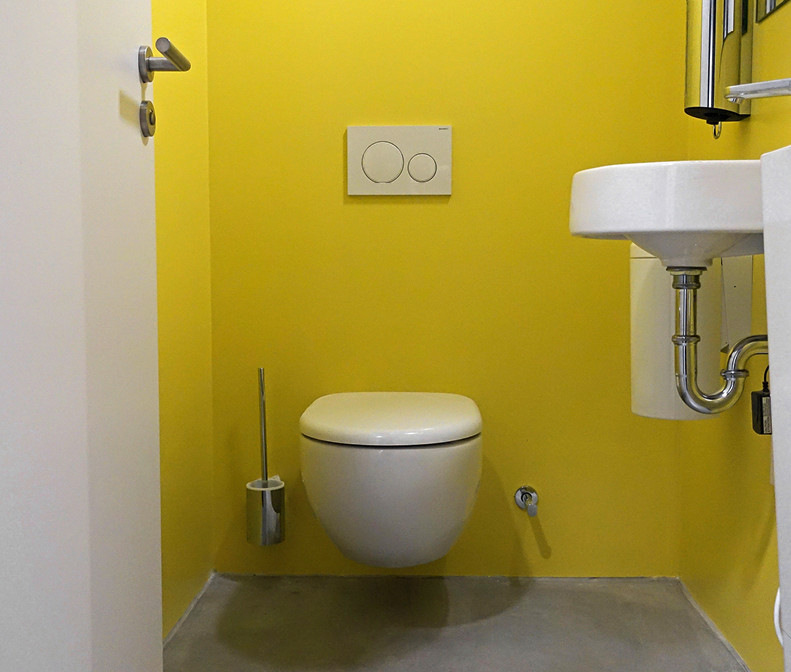 Alle WC-Spülungen im Haus erhalten Regenwasser. Die Handwaschbecken sind an die Trinkwasserleitung angeschlossen.