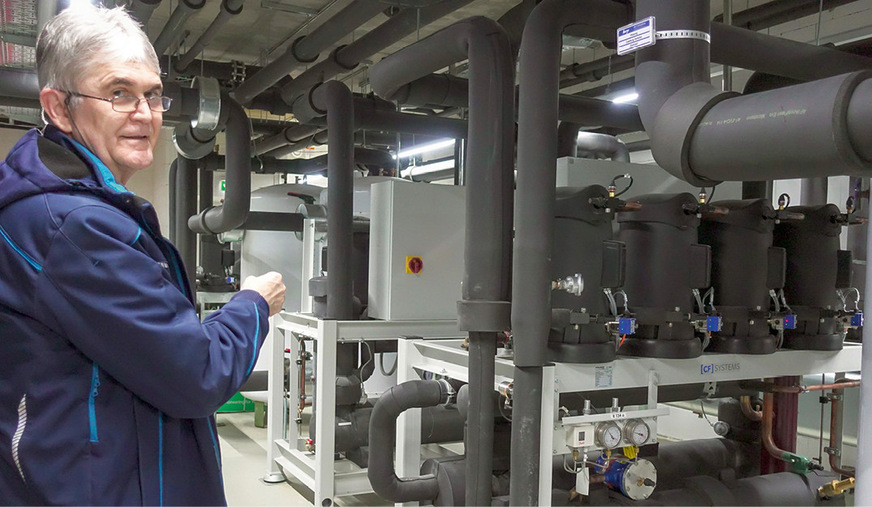 Wärmepumpenanlage im Untergeschoss der Carderie. Als Wärmequelle dienen ­Erdwärmesonden unter dem Gebäude. Im Sommer kann die Anlage bei Bedarf zum Kühlen über die Fußbodenheizung genutzt werden.