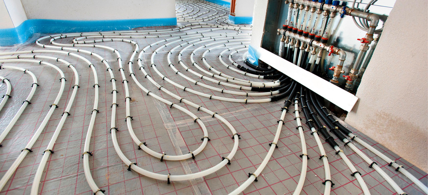 Die Fußbodenheizung verteilt die Wärme über eng verlegte Heizrohre großflächig in den Raum. Am Heizkreisverteiler werden die einzelnen Kreise später auf den ­erforderlichen Volumenstrom eingestellt und hydraulisch abgeglichen.