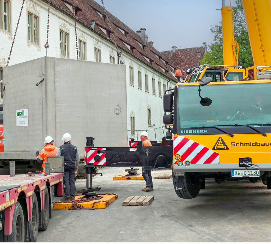 Zwei kubische Umlenkschächte für die Holzpellet-Förderspiralen wurden als Revisionsschächte aus Betonfertigteilen gefertigt.