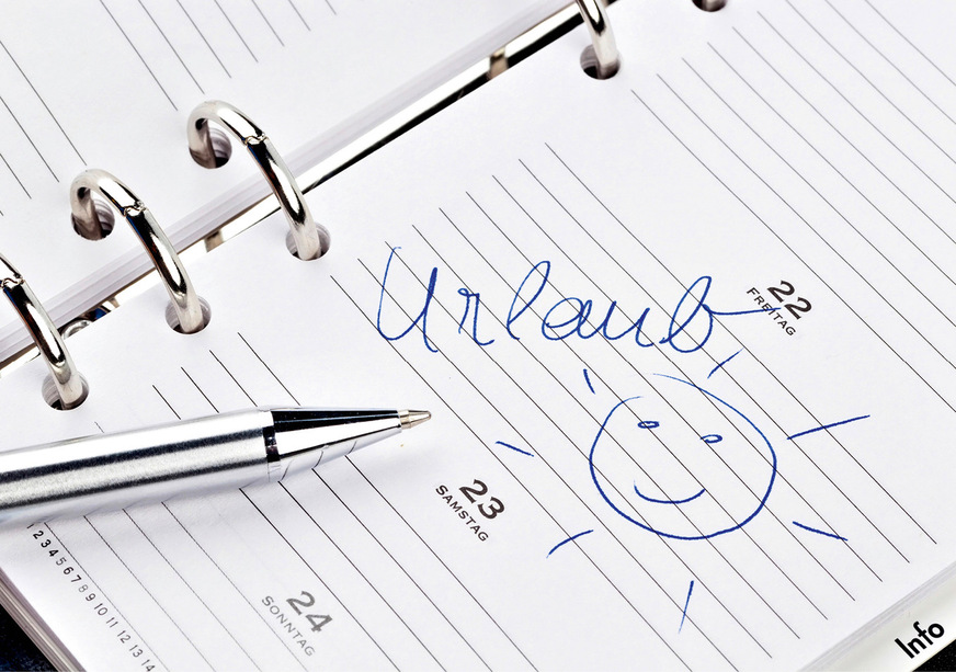 Urlaub muss immer vom Arbeitnehmer beantragt und vom Arbeitgeber genehmigt werden.