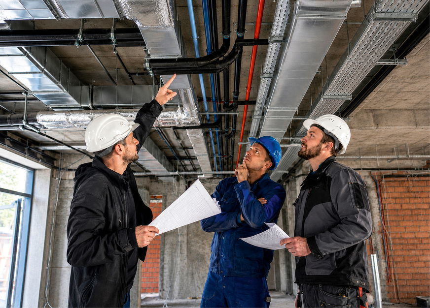 Frühzeitig abstimmen statt später umbauen: SHK, Elektro, Lüftung und Trockenbau müssen ihre Trassen gemeinsam prüfen.