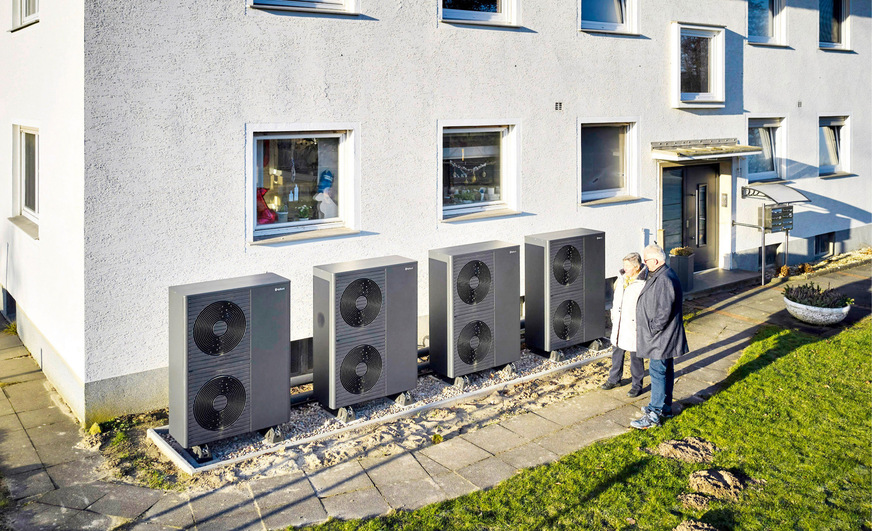 Um lange Leitungs­wege zu vermeiden, stehen die vier Wärmepumpen direkt vor der Fassade. Die ­dahinterliegenden Kellerfenster und ­Kellerschächte wurden luftdicht geschlossen. Entsprechend den Aufstellkriterien für&nbsp;Luft/Wasser-Wärmepumpen wird der wenig genutzte ­Fußweg vor den Außen­einheiten im Winter gezielt abgestreut, um Glätte zu vermeiden.