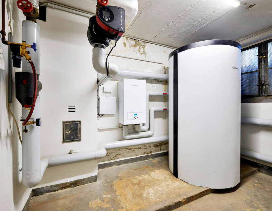Im Heizungskeller stehen der 800-Liter-Pufferspeicher und daneben&nbsp;das Elektrozusatzheizgerät an der Wand.
