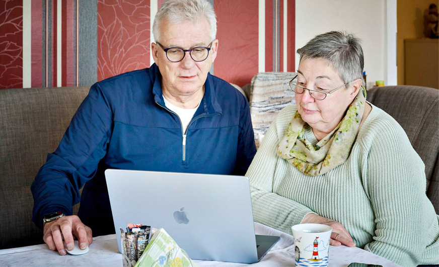 Annette Schröder und ­Peter Brinkmann können am Laptop jederzeit ausführlich auswerten, wie effizient die neue Wärmezentrale arbeitet.