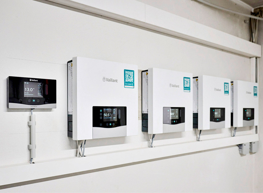 Steuerungstechnik, einfach gemacht: Der zentrale Regler sensoComfort 720 (li.) steuert die einzelnen Wärme­pumpen&nbsp;und den Elektrozusatzheizer so an, dass die Anlage ­möglichst&nbsp;energieeffizient arbeitet.