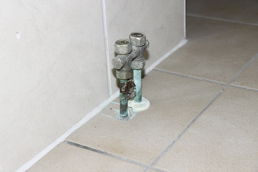 Bild 2: Grün verfärbte Kupferleitungen, hier an einem Hahnblock in einem Wellness-Studio, weisen auf Außenkorrosion hin