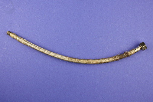 Bild 3: Ein schadenursächlicher Flexschlauch, bei dem durch ­Außenkorrosion das Edelstahl-Stützgewebe zerstört ist