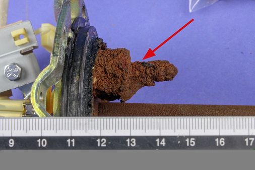 Bild 6: Diese Verschraubung war undicht geworden. Die Opferanode ist völlig verbraucht. Die vom Hersteller geforderte regelmäßige Wartung war nicht erfolgt 