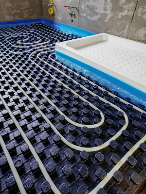 In Bädern wird der Bereich unter den Wannen und Duschen gerne von der Auslegung einer Fußbodenheizung ausgespart. Das macht es noch schwieriger, ein Bad ausreichend zu beheizen