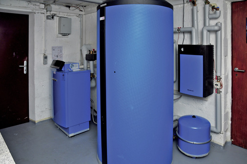 Herzstück einer Hybridheizung, die zwei oder mehrere Energien nutzt, 
ist ein Wärmespeicher