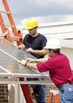 Unter einem Abdach aus Photovoltaikmodulen zu sitzen lässt keine Gefahr von Elektrosmog erwarten. Im Zweifel können Baubiologen um Rat gefragt werden