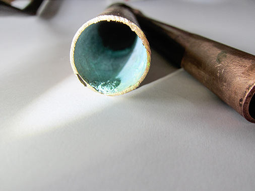 Ein Beispiel für ein Worst-Case-Szenario, das zumindest auch auf verdreckte Leitungen zurückzuführen ist. Schon nach wenigen Jahren entstand Loch an Loch in dieser Trinkwasser-leitung                               