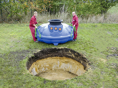 Kein Ufo, das man heimlich auf der Area 51 vergräbt, sondern ein Regenwassertank des Herstellers Rewatec