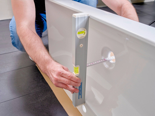 Bild 2: Die passende Höhe des Überlaufs wird garantiert, indem man die Höhe der Keramik von der Unterkante des Ablaufs bis Oberkante Hahnlochbank misst.