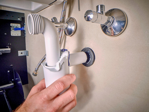 Bild 9: Nach dem Ablängen und Entgraten wird der Siphon eingesteckt und der Anschluss verschraubt.