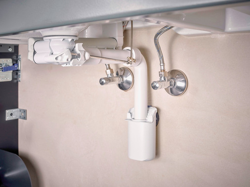 Bild 10: Die komplette Installation beinhaltet die Überlaufgarnitur außerhalb des Waschtisches und den platzsparenden Siphon direkt vor der Wand.
