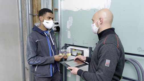 Programmierbare WC-Betätigungsplatten mit Hygiene-Funktion sorgen auch dann für einen regelmäßigen Wasseraustausch, wenn die Nutzer einer Wohnung längere Zeit, zum Beispiel wegen Urlaub, abwesend sind.