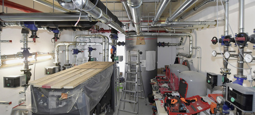 Hybride Anlage mit Wärmepumpe und Gasheizung für Büros und Fertigungshallen: In Kombination mit Photovoltaik wird ein Großteil an regenerativen Energien genutzt.