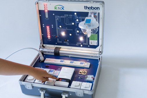 Der KNX-Schulungskoffer verfügt neben einem USB-Port auch über einen KNX-IPsecure-Router.