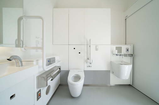 Im Fokus der 17 sehenswerten Toilettenhäuser des THE TOKYO TOILET stehen eine moderne, einladende Architektur und eine hygienische und inklusive Sanitärausstattung. Die Toiletten sollten sicher und sauber zu jeder Tages- und Nachtzeit sein und für jeden zugänglich, egal welches Geschlecht, welches Alter und mit welchen körperlichen Einschränkungen. - © Toto
 Im Fokus der 17 sehenswerten Toilettenhäuser des THE TOKYO TOILET stehen eine moderne, einladende Architektur und eine hygienische und inklusive Sanitärausstattung. Die Toiletten sollten sicher und sauber zu jeder Tages- und Nachtzeit sein und für jeden zugänglich, egal welches Geschlecht, welches Alter und mit welchen körperlichen Einschränkungen.