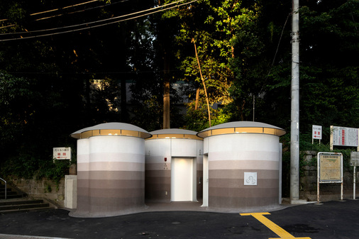 Der weltweit bekannte Architekt Toyo Ito hat am Rand des städtischen Parks und Wäldchens Yoyogi Hachimann öffentliche Toilettenhäuser geplant, die auf dem ersten Blick an drei Pilze erinnern. - © Toto
 Der weltweit bekannte Architekt Toyo Ito hat am Rand des städtischen Parks und Wäldchens Yoyogi Hachimann öffentliche Toilettenhäuser geplant, die auf dem ersten Blick an drei Pilze erinnern.